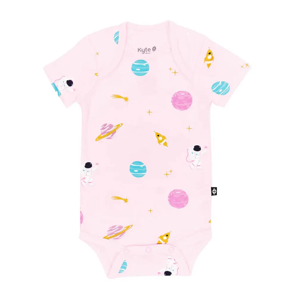 Kyte Baby Short Sleeve Printed Bodysuit in Sakura Space